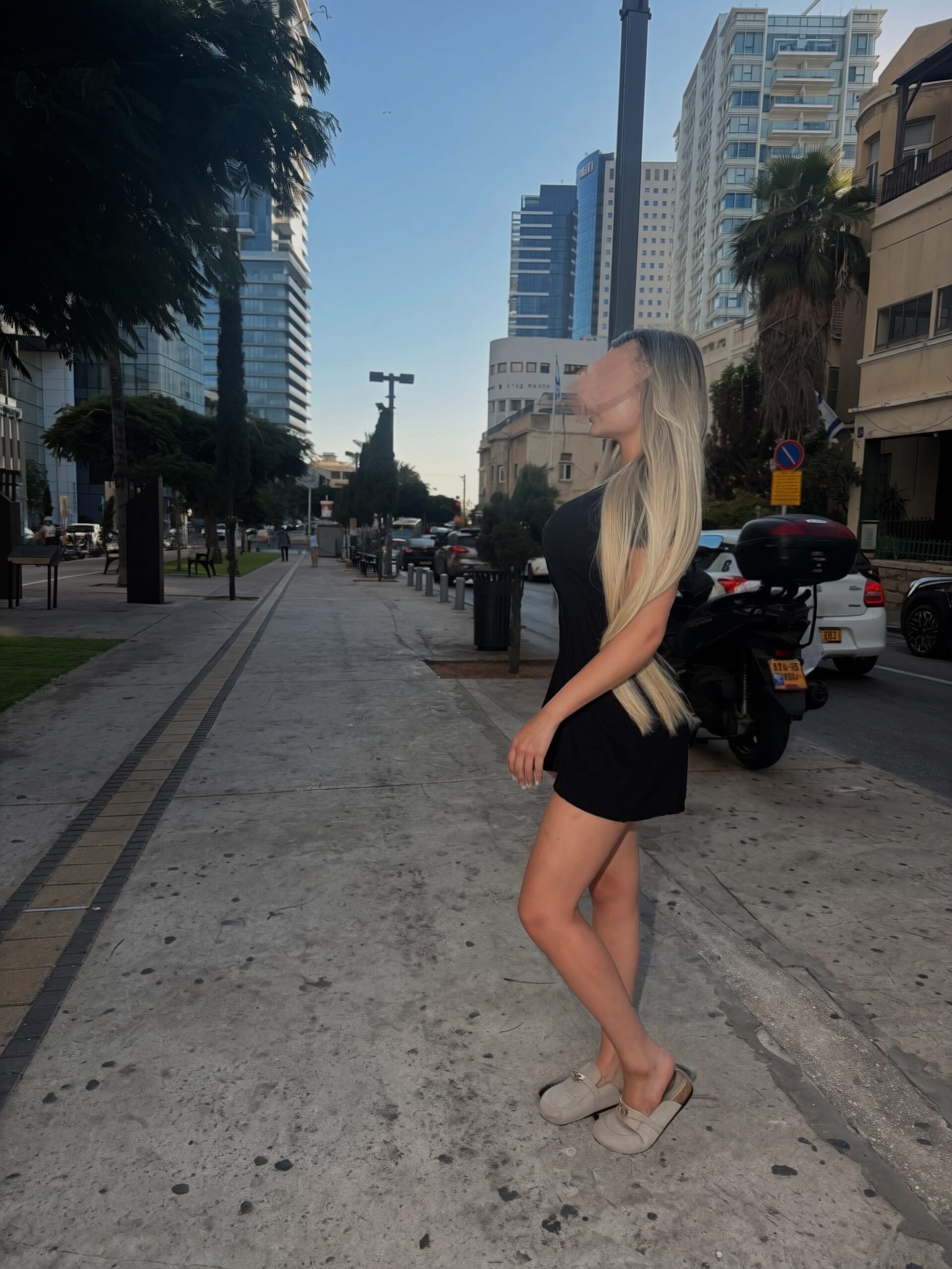 בחורה מחול – תל אביב